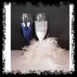 Copas de novios traje azul marino y novia con pedrería y plumas
