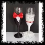 Copas de novios esmoquin negro con pajarita roja y novia con encaje