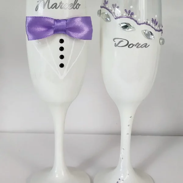 Copas de boda personalizadas con lazo malva y cristales plata