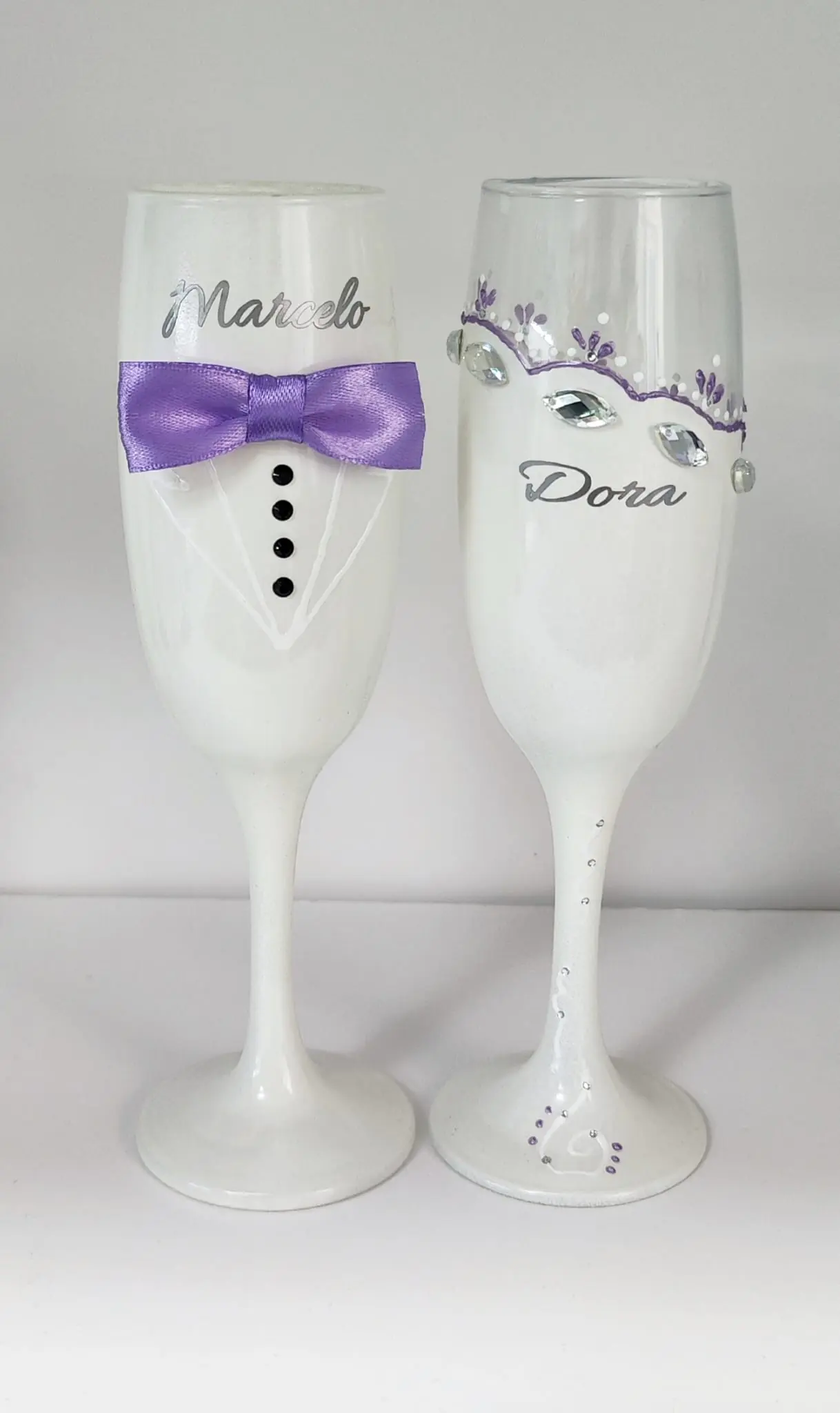 Copas de boda personalizadas con lazo malva y cristales plata