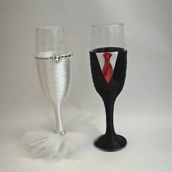 Copas de novios esmoquin negro con pajarita roja y novia con encaje