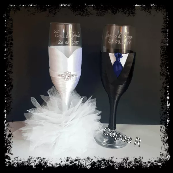 Copas de novios personalizadas en blanco con falda de tul y cinturon de brillantes y novio de esmoquin