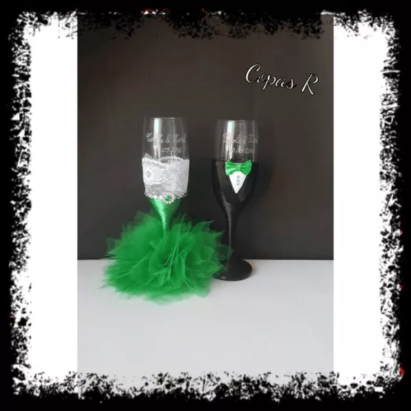 Copas de novios personalizadas en blanco con falda de plumas verdes y novio de negro con corbata verde