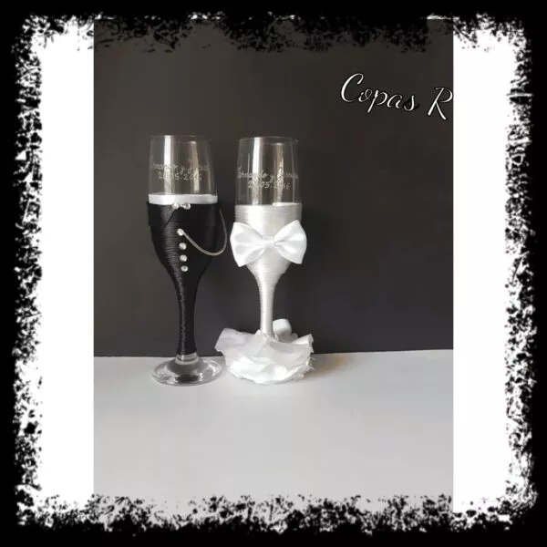 Copas de novios personalizadas en negro con esmoquin y vestido con lazo blanco y tul