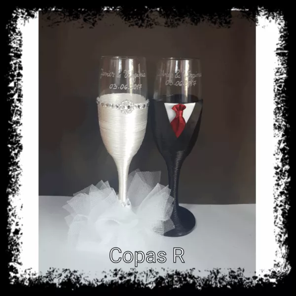 Copas de novios personalizadas en blanco con tul y novio con esmoquin y corbata roja