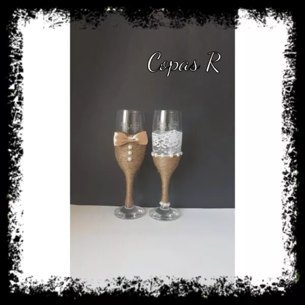 Copas de novios personalizadas en dorado champán con lazo y encaje blanco