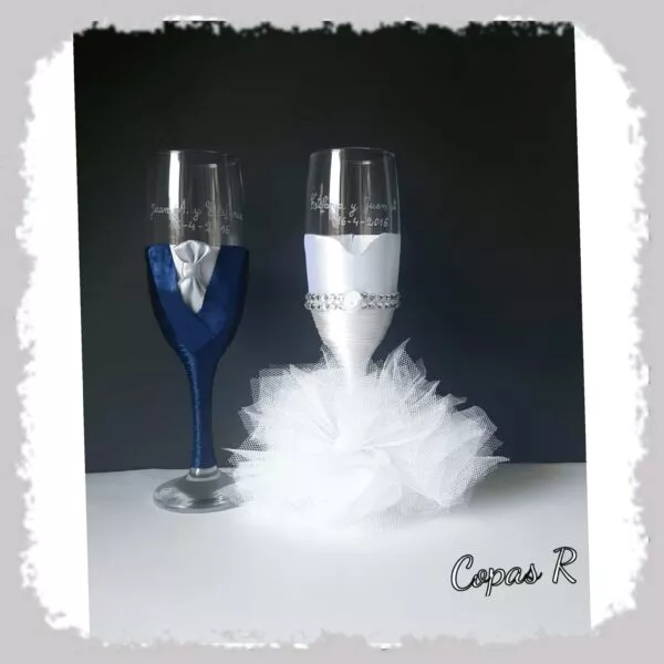 Copas de novios personalizadas en azul marino con pajarita y copa de novia en blanco con falda de tul y brillantes