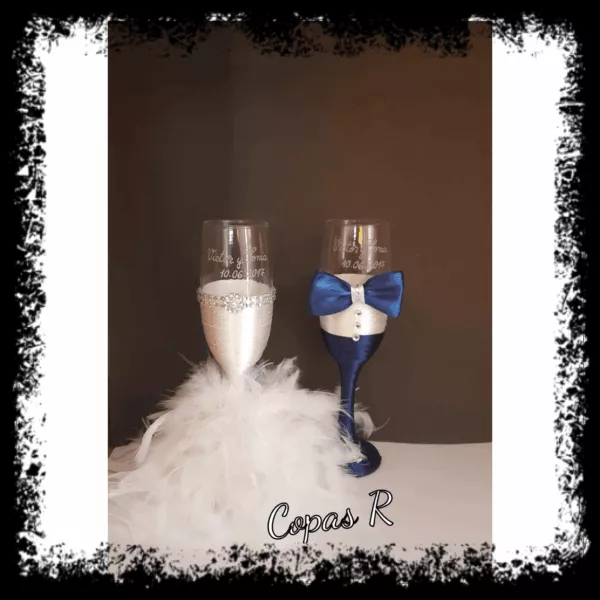 Copas de novios personalizadas: novio en esmoquin azul marino con pajarita y novia en blanco con perlas y plumas