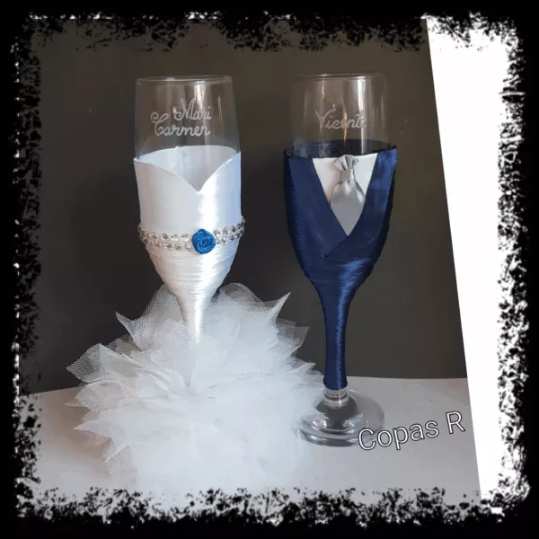 Copas de novios personalizadas en blanco con broche azul y copa de novio en azul marino estilo esmoquin con solapas blancas