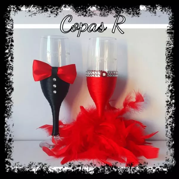 Copas de novios personalizadas en rojo y negro con pajarita roja, brillantes y plumas