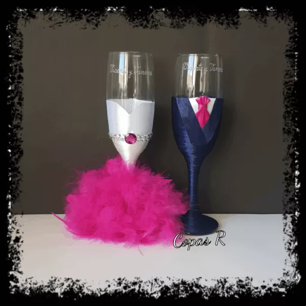 Copas de novios personalizadas en azul marino con corbata fucsia y plumas rosa fucsia