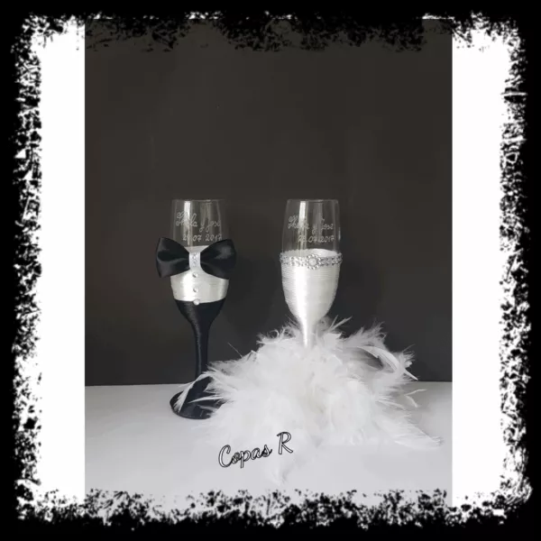 Copas de novios personalizadas en blanco y negro con pajarita y brillantes