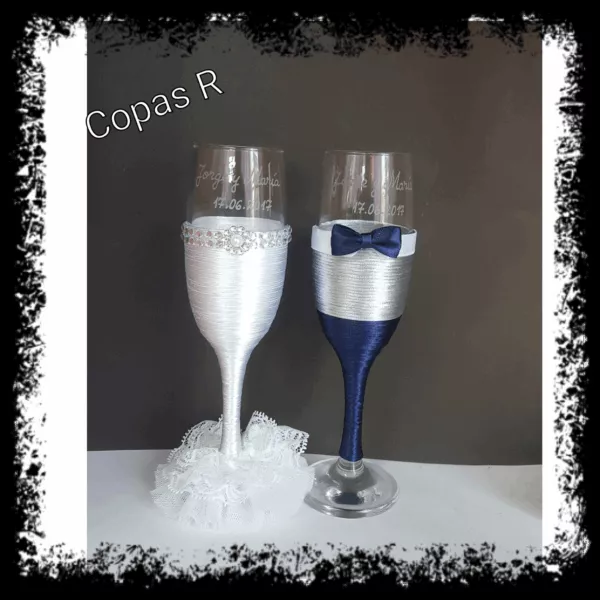 Copas de novios personalizadas en azul marino y plata con perlas y encaje blanco