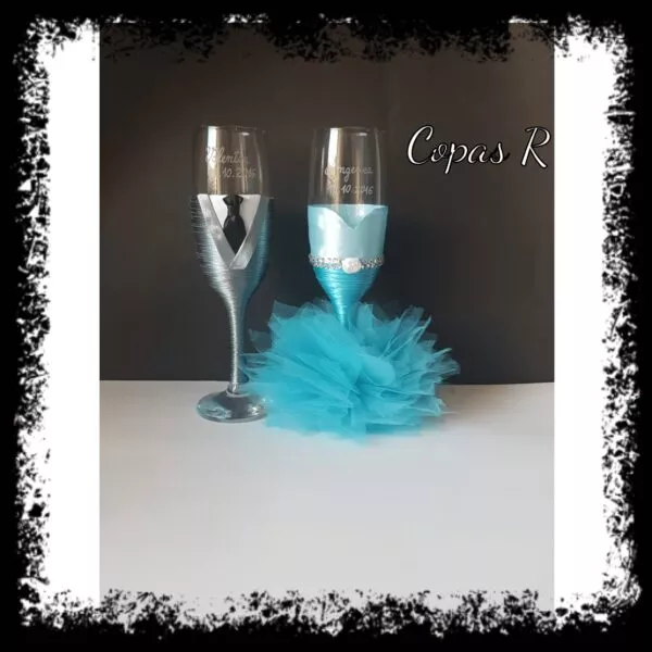 Copas de novios personalizadas en blanco y turquesa, novia con tul turquesa y novio de esmoquin negro
