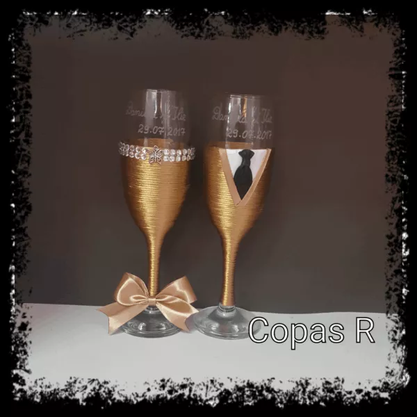 Copas de novios personalizadas en dorado con esmoquin y lazo dorado con brillantes