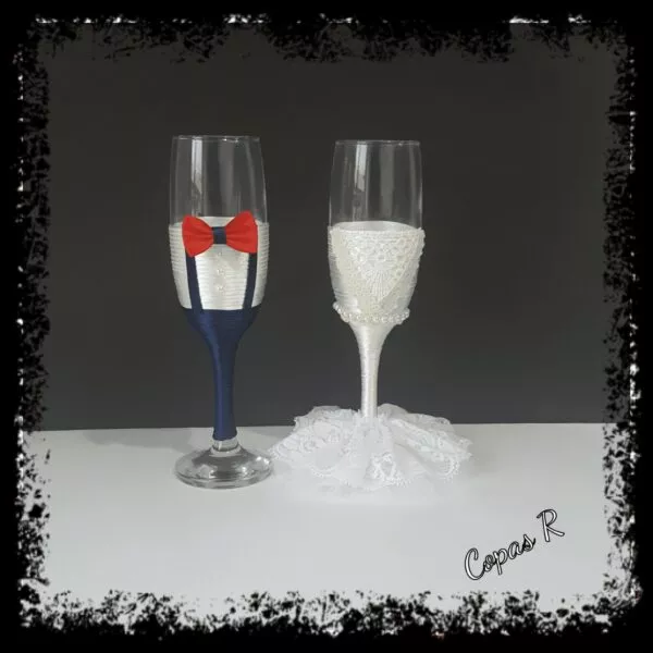 Copas de novios personalizadas: copa de novio en azul con pajarita roja y copa de novia blanca con falda de encaje