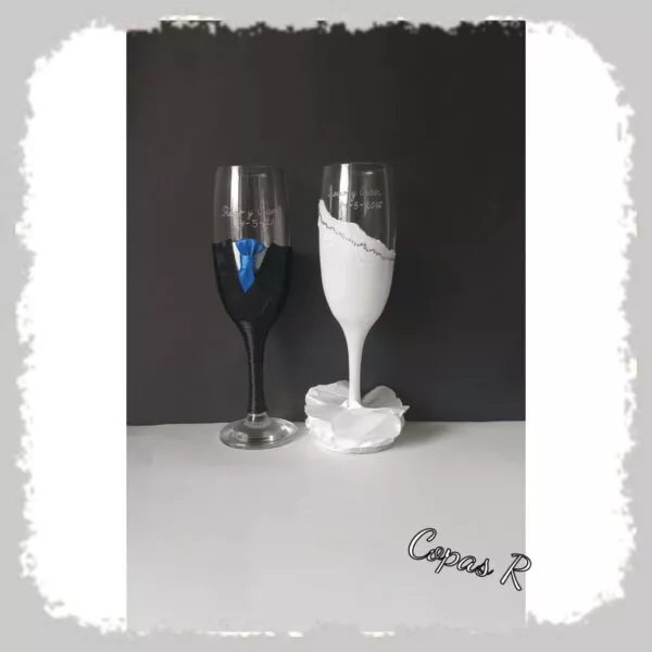 Copas de novios personalizadas en negro con corbata azul y vestido blanco con encaje