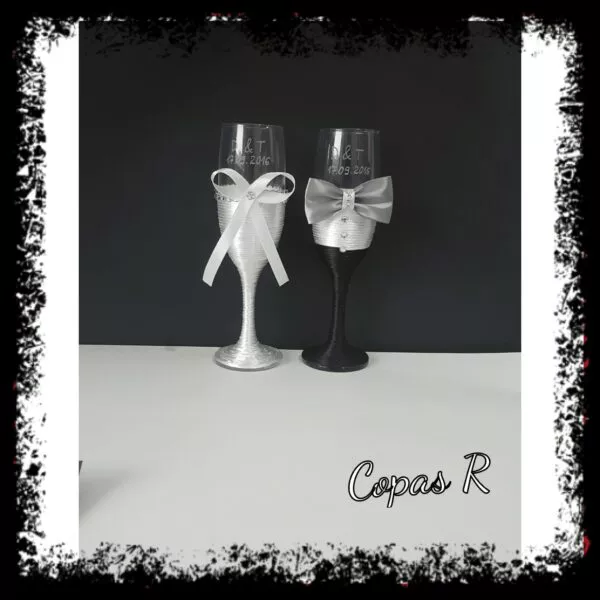 Copas de novios personalizadas en plata y negro con lazo blanco y pajarita