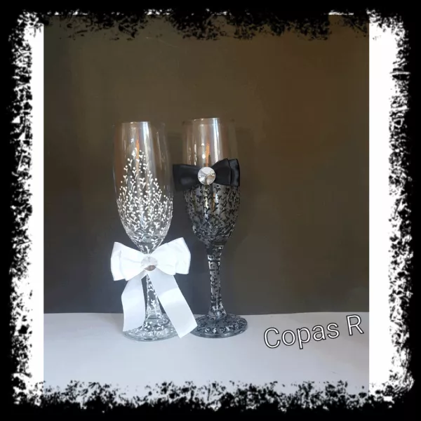 Copas de novios personalizadas con brillantes plateados, lazo blanco y pajarita negra