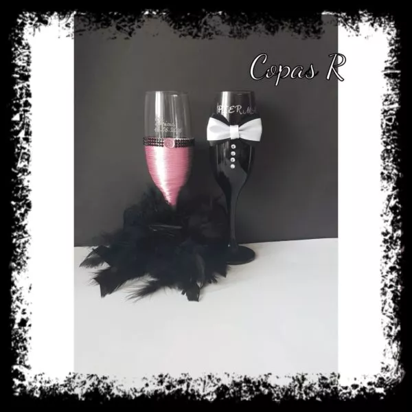 Copas de novios personalizadas en rosa con pedreria y novio negro con pajarita blanca y plumas