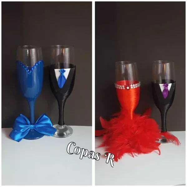 Copas de novios personalizadas en azul y rojo, novia con lazo y plumas y novio de esmoquin con corbata