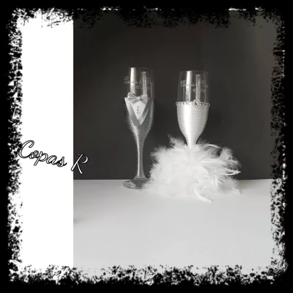 Copas de novios personalizadas con encaje y base de plumas blancas
