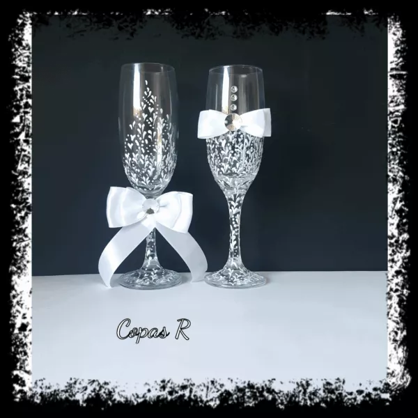 Copas de novios personalizadas en plata con lazos blancos y brillantes