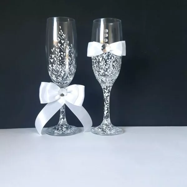 Copas de novios personalizadas en plata con brillantes y lazo blanco