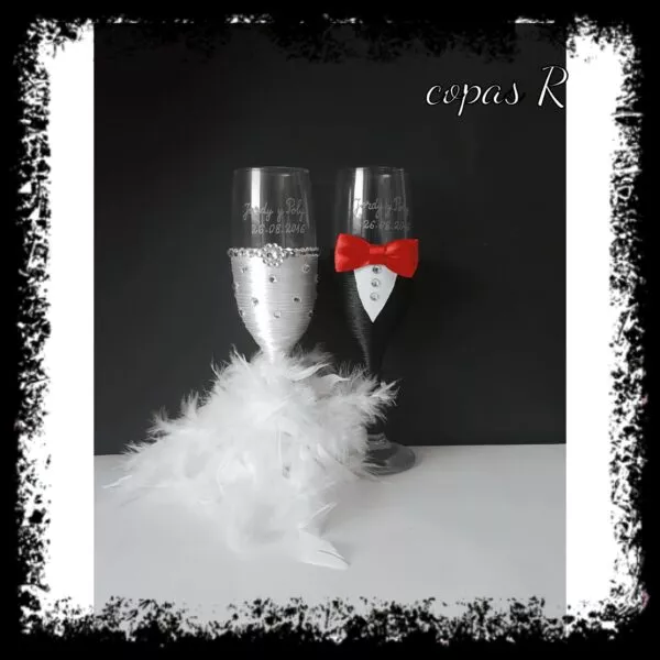 Copas de novios personalizadas en blanco con pedrería y novio negro con pajarita roja