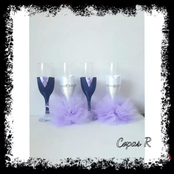 Copas de novios personalizadas en azul marino y blanco con pedrería y falda de tul lila
