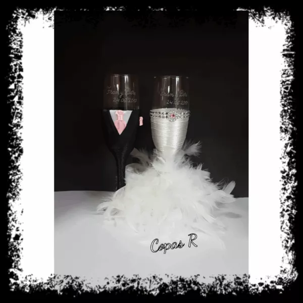 Copas de novios personalizadas, novio en negro con pajarita rosa y novia con purpurina y brillantes
