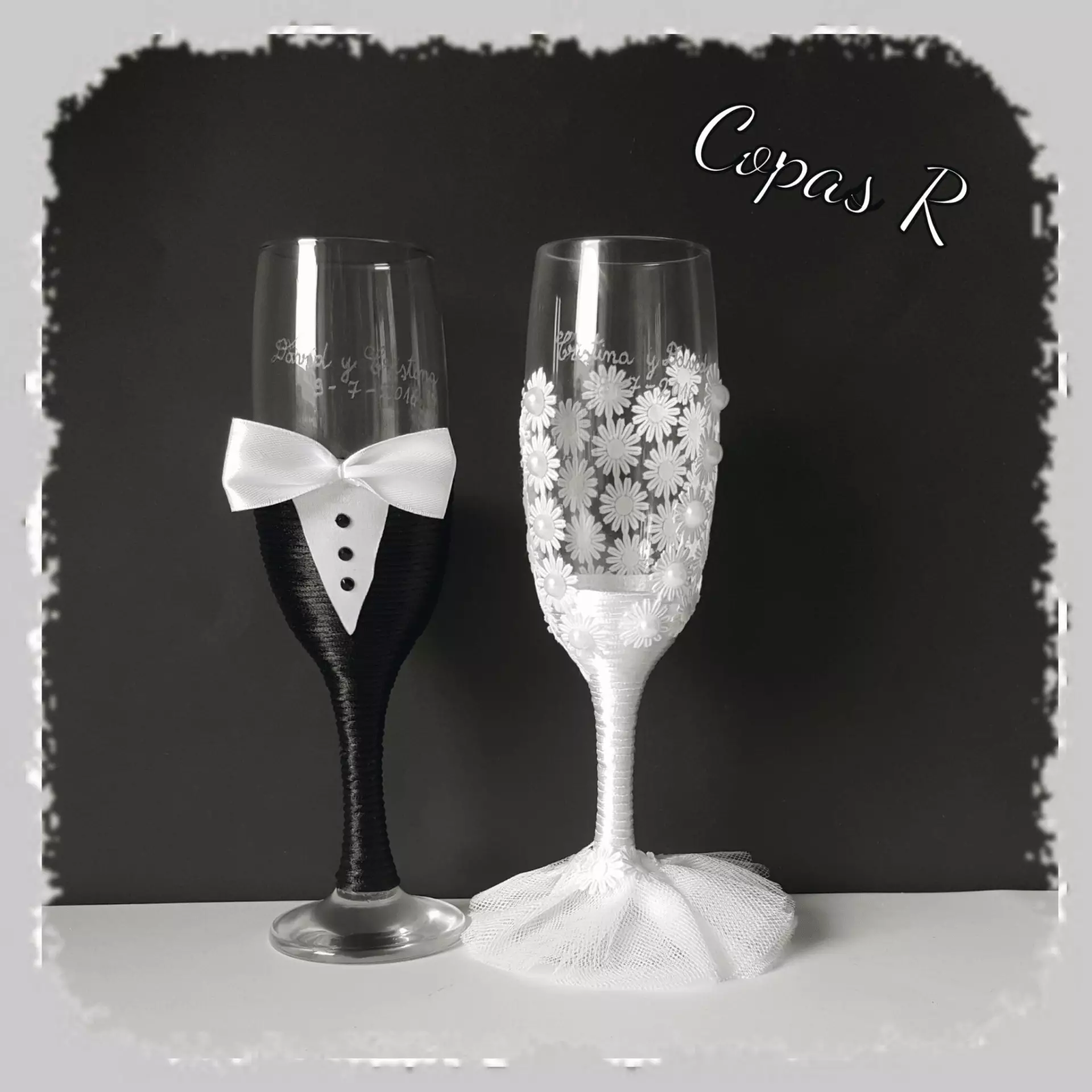 Copas de novios personalizadas en negro con esmoquin, pajarita blanca y copa de novia con flores
