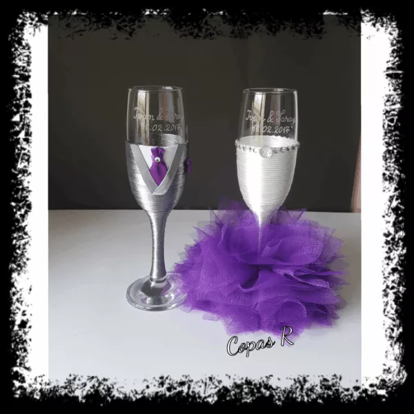 Copas de novios personalizadas en lila y plata con corbata morada y novia con perlas y tul