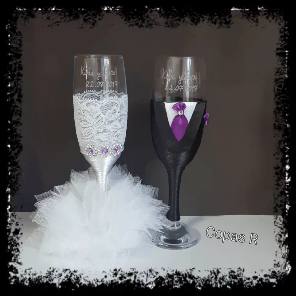 Copas de novios personalizadas en blanco con encaje y novio en esmoquin negro con corbata fucsia