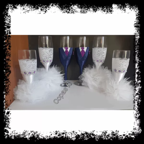 Copas de novios personalizadas en azul marino estilo esmoquin y novia en blanco con encaje y plumas