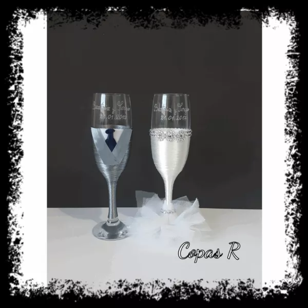 Copas de novios personalizadas en plata y blanco, novio con corbata azul y novia con pedreria
