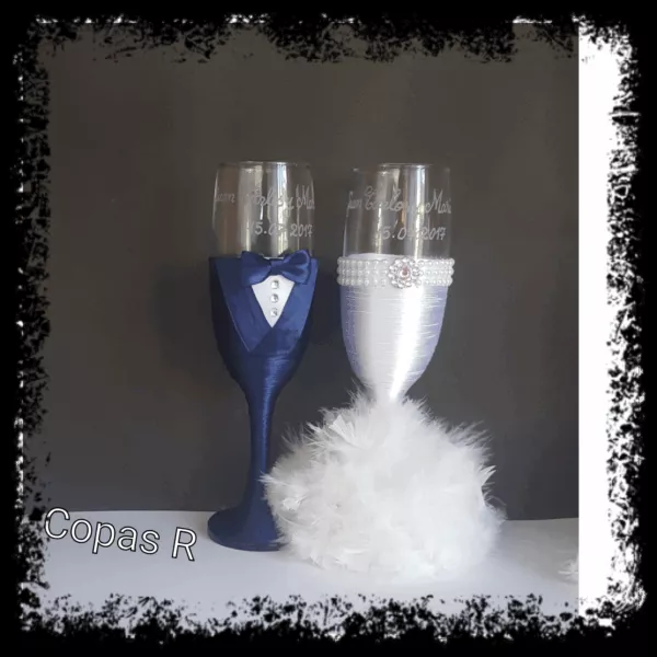 Copas de novios personalizadas en azul marino con pajarita blanca y novia en blanco con perlas y plumas