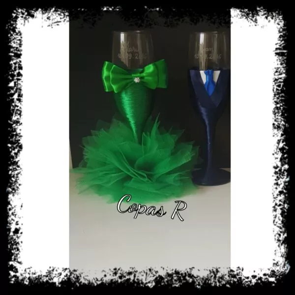Copas de novios personalizadas en verde con lazo y plumas y novio en azul marino con esmoquin