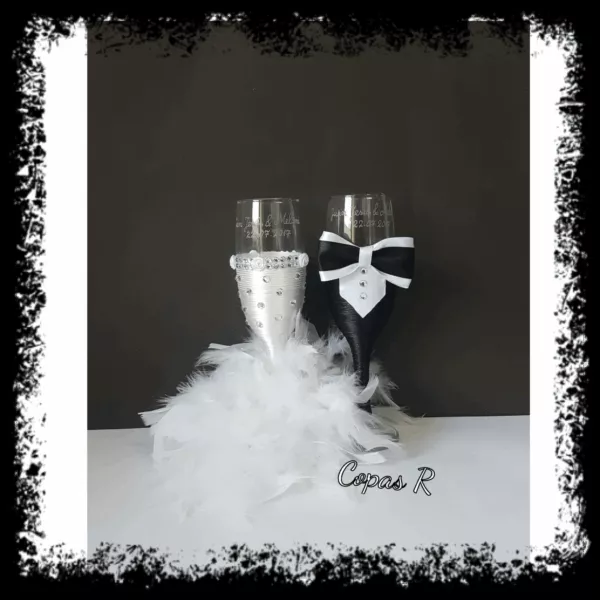 Copas de novios personalizadas en blanco y negro con plumas y brillantes y pajarita blanca