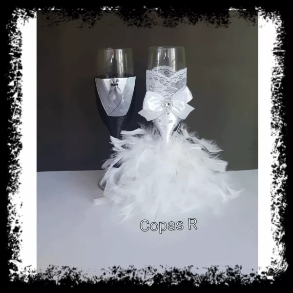 Copas de novios personalizadas en blanco y negro con encaje, lazo con perla y plumas