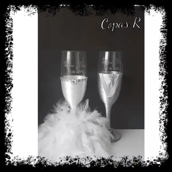 Copas de novios personalizadas en blanco con brillantes y base de plumas