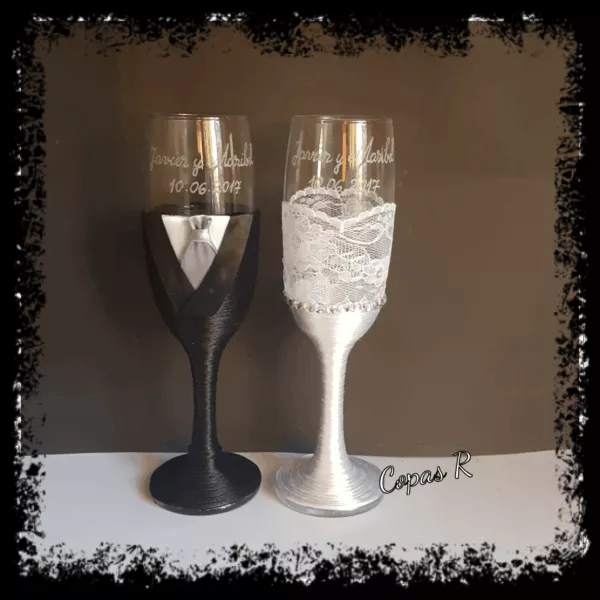 Copas de novios personalizadas, copa novio en esmoquin negro y copa novia con encaje