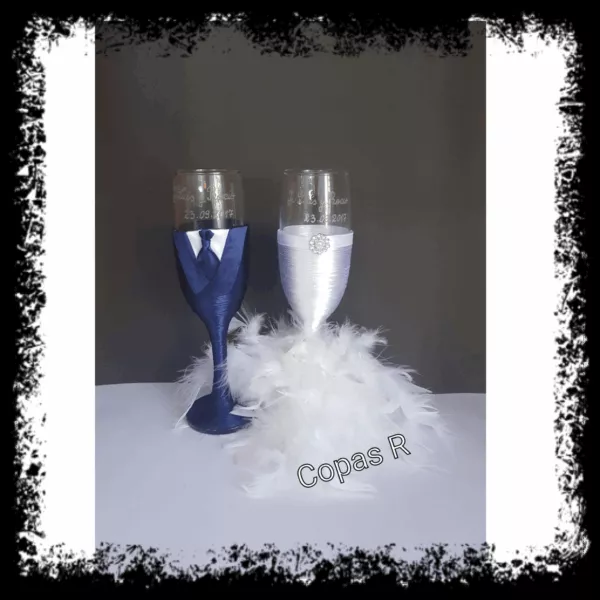Copas de novios personalizadas, copa novio en esmoquin azul marino y copa novia en blanco