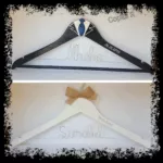 Perchas novios negra con corbata azul y blanca con lazo de arpillera
