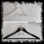 Perchas novios blanca con perlas y negra con pajarita, letras plata