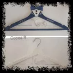 Perchas de novios azul marino con esmoquin y blanca con encaje
