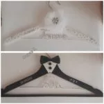 Perchas novios blanca con perlas y negra esmoquin con nombres
