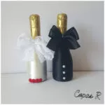 Pareja de botellas de boda decoradas con esmoquin y encaje novios