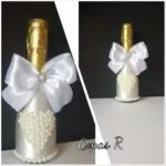 Botella de cava decorada blanca con lazo y corazón de perlas