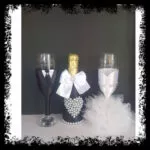 Botella de cava de boda decorada con esmoquin y tul